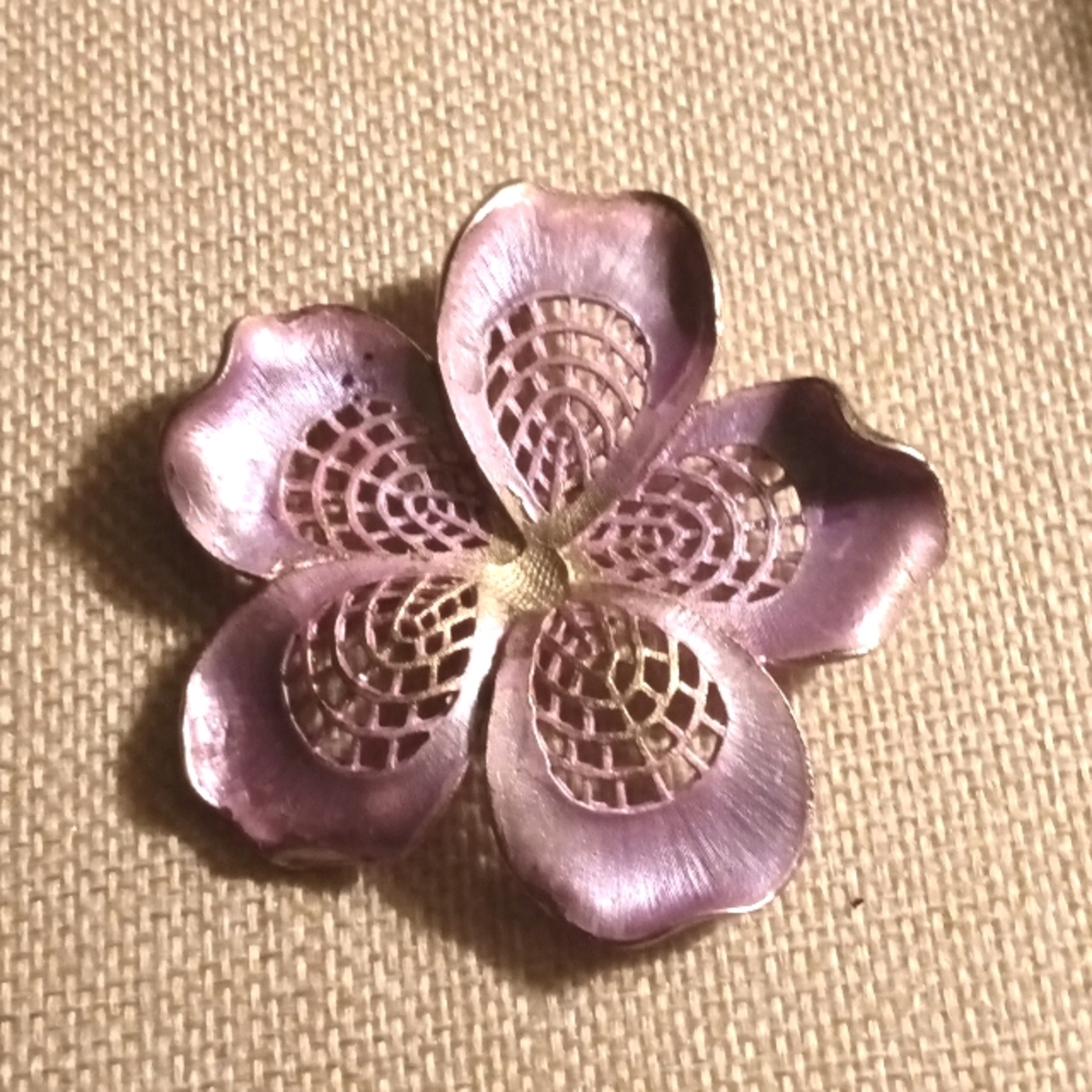 LAVENDER & GOLD VINTAGE FLOWER BROOCH PIN 1950'S